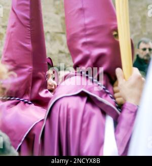 Petit penitent pleurant dans la procession de la semaine Sainte la Borriquita, le dimanche des palmiers à Zamora, Espagne. Banque D'Images