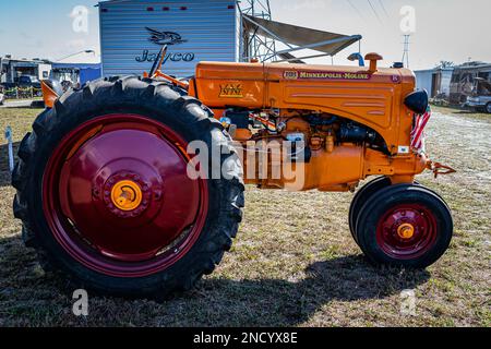 Fort Meade, FL - 24 février 2022 : vue latérale en haute perspective d'un tracteur Moline R 1949 de Minneapolis lors d'un salon de tracteurs local. Banque D'Images