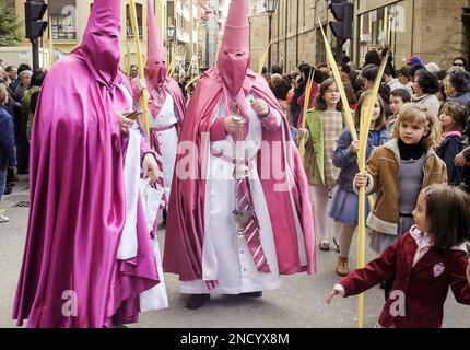 Semaine Sainte à Zamora, Espagne. Penitents dans la procession de Borriquita sur le Palm dimanche après-midi. Banque D'Images