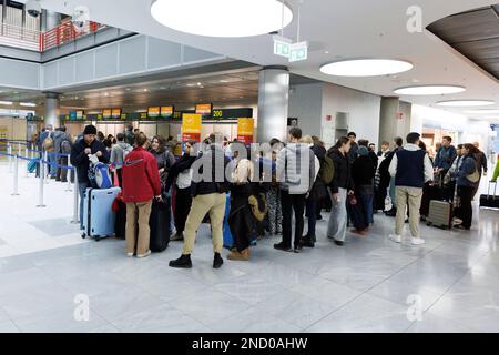 Stuttgart, Allemagne. 15th févr. 2023. De nombreux passagers font la queue pour l'enregistrement aux comptoirs Lufthansa de l'aéroport de Stuttgart. Des milliers de passagers sont affectés par des retards et des annulations de vols dus à une panne INFORMATIQUE au sein du groupe Lufthansa. Crédit : Julian Rettig/dpa/Alay Live News Banque D'Images