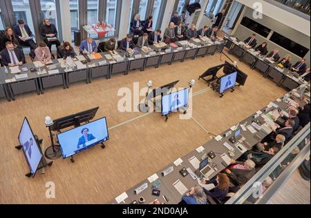 Hambourg, Allemagne. 15th févr. 2023. Des membres du Comité de la justice de Bürgerschaft assistent à la réunion sur l'attaque mortelle au couteau à Brokstedt. Sur 25 janvier 2023, l'Ibrahim A. palestinien apatride aurait poignardé d'autres passagers avec un couteau sur le train régional de Kiel à Hambourg. Deux jeunes sont morts, cinq autres ont été grièvement blessés. Credit: Georg Wendt/dpa/Alay Live News Banque D'Images