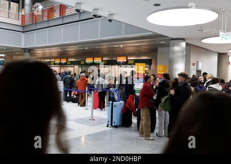 Stuttgart, Allemagne. 15th févr. 2023. De nombreux passagers font la queue pour l'enregistrement aux comptoirs Lufthansa de l'aéroport de Stuttgart. Des milliers de passagers sont affectés par des retards et des annulations de vols dus à une panne INFORMATIQUE au sein du groupe Lufthansa. Crédit : Julian Rettig/dpa/Alay Live News Banque D'Images