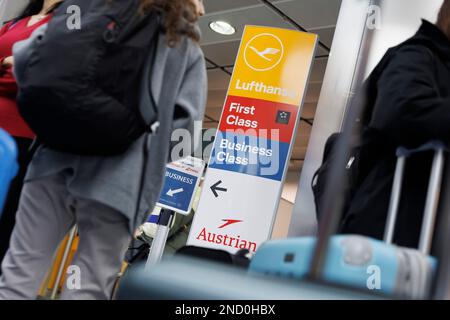 Stuttgart, Allemagne. 15th févr. 2023. Les passagers font la queue pour l'enregistrement aux comptoirs Lufthansa de l'aéroport de Stuttgart. Des milliers de passagers sont affectés par des retards et des annulations de vols dus à une panne INFORMATIQUE au sein du groupe Lufthansa. Crédit : Julian Rettig/dpa/Alay Live News Banque D'Images