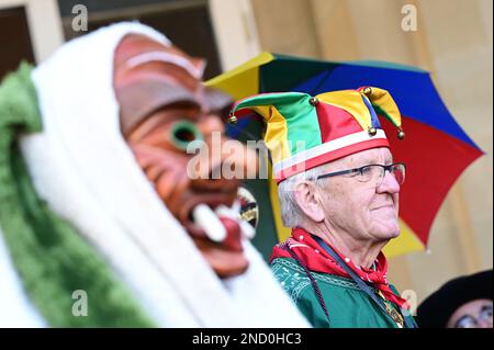Stuttgart, Allemagne. 15th févr. 2023. Winfried Kretschmann (r, Bündnis 90/Die Grünen), ministre-président du Bade-Wurtemberg, se dresse vêtu d'un jester au Närrischen Staatsempfang du gouvernement de l'État en face du Nouveau Palais. Credit: Bernd Weißbrod/dpa/Alay Live News Banque D'Images
