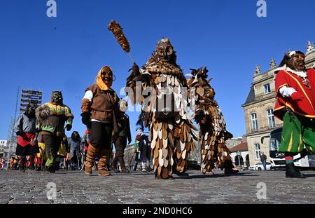 Stuttgart, Allemagne. 15th févr. 2023. Les imbéciles des Guildes de Fools swabian-Alemannique se rendent au nouveau château pour la réception insensée du gouvernement de l'État. Credit: Bernd Weißbrod/dpa/Alay Live News Banque D'Images