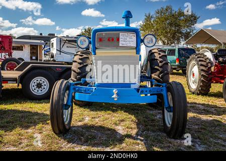 Fort Meade, FL - 24 février 2022 : vue avant en perspective d'un tracteur utilitaire Ford 300 1965 lors d'une exposition locale de tracteurs. Banque D'Images