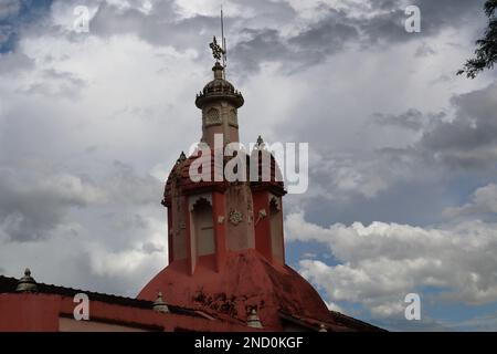 Pindamonhangaba, Brésil, 22 janvier 2023. Détail de la tour du Temple de la Société internationale pour la conscience Krishna ISKON dans la ferme Nova Gokula Banque D'Images