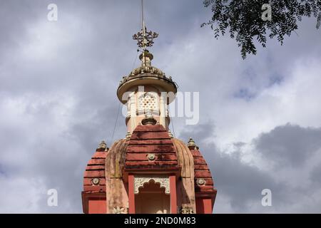 Pindamonhangaba, Brésil, 22 janvier 2023. Détail de la tour du Temple de la Société internationale pour la conscience Krishna ISKON dans la ferme Nova Gokula Banque D'Images