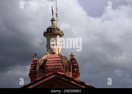 Pindamonhangaba, Brésil, 22 janvier 2023. Détail de la tour du Temple de la Société internationale pour la conscience Krishna ISKON dans la ferme Nova Gokula Banque D'Images