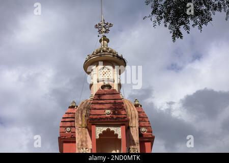 Pindamonhangaba, Brésil, 22 janvier 2023. Détail de la tour du Temple de la Société internationale pour la conscience Krishna ISKON dans la ferme Nova Gokula Banque D'Images