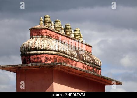 Pindamonhangaba, Brésil, 22 janvier 2023. Détail de la tour du Temple de la Société internationale pour la conscience Krishna ISKON dans la ferme Nova Gokula Banque D'Images