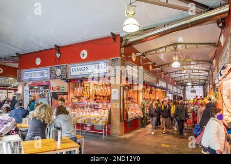 Séville, Espagne - 4 janvier 2023: Intérieur du marché de Triana, un marché couvert pittoresque avec de nombreux étals vendant des produits agricoles, de la viande Banque D'Images