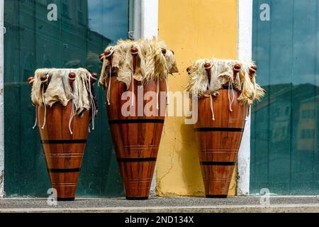 Des tambours ethniques aussi appelés atabaques dans les rues du quartier de Pelourinho, le centre historique de la ville de Salvador à Bahia Banque D'Images