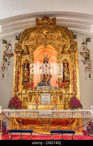 Séville, Espagne - 4 janvier 2023: Jesús de las Penas image du Christ assis dans le moment avant d'être crucifié, retable à l'intérieur de la chapelle de t Banque D'Images