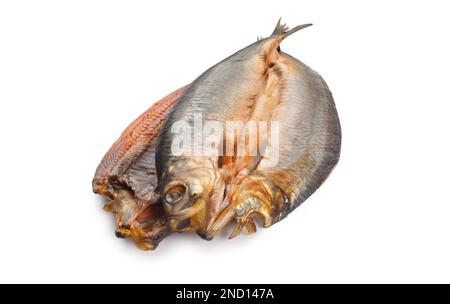 Photo de studio de kippers naturellement fumés sur fond blanc - John Gollop Banque D'Images