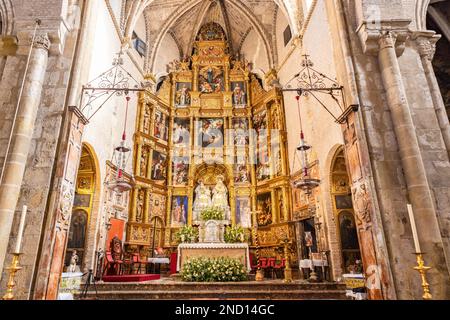 Séville, Espagne - 4 janvier 2023 : retable de Santa Ana (Sainte Anne), la Vierge et l'enfant Jésus Christ, à l'intérieur de la paroisse du quartier de tr Banque D'Images