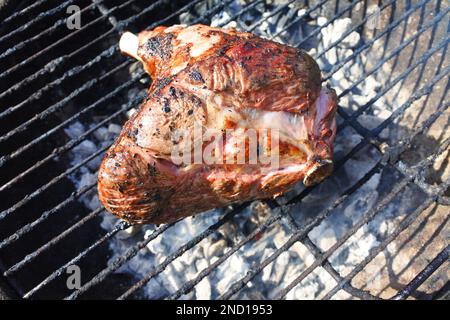 Épaule d'agneau sur un barbecue chaud - John Gollop Banque D'Images