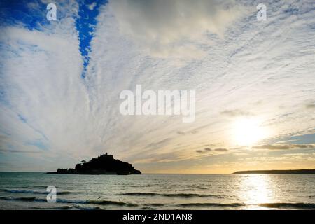 Ciel spectaculaire sur St. Michaels Mount, Cornwall, Royaume-Uni - John Gollop Banque D'Images