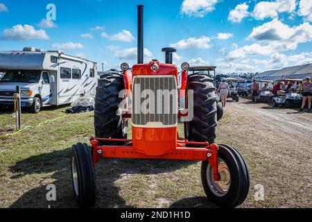Fort Meade, FL - 24 février 2022 : vue de face d'un tracteur diesel 1963 Allis-Chalmers D19 lors d'une exposition locale de tracteurs. Banque D'Images