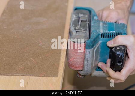 Dans les travaux de charpentier processus de construction de la nouvelle maison meulant l'escalier en bois Banque D'Images