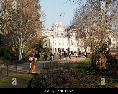 Les personnes qui marchent sur un chemin entre le parc St James's et Horse Guards Parade lors d'une journée hivernale, Londres, Angleterre Banque D'Images