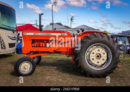 Fort Meade, FL - 24 février 2022 : vue latérale en haute perspective d'un tracteur diesel Allis-Chalmers D19 1963 lors d'un salon de tracteurs local. Banque D'Images
