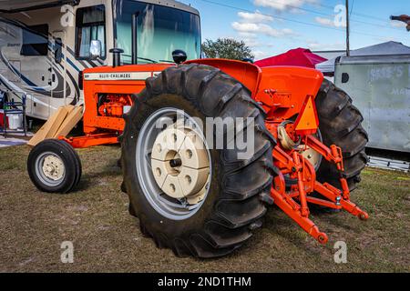 Fort Meade, FL - 24 février 2022 : vue d'angle arrière à haute perspective d'un tracteur diesel Allis-Chalmers D19 1963 lors d'un salon de tracteurs local. Banque D'Images