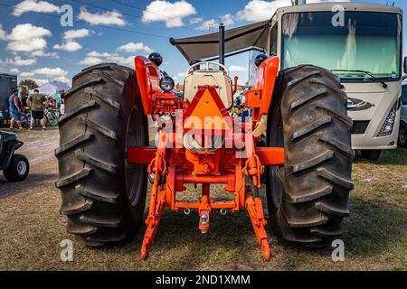Fort Meade, FL - 24 février 2022 : vue arrière à haute perspective d'un tracteur diesel Allis-Chalmers D19 1963 lors d'un salon de tracteurs local. Banque D'Images