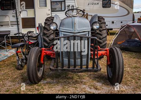 Fort Meade, FL - 24 février 2022 : vue de face d'un tracteur Ford 8N 2WD 1951 lors d'un salon de tracteurs local. Banque D'Images