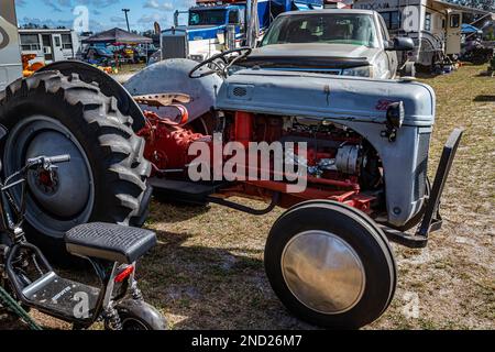 Fort Meade, FL - 24 février 2022 : vue latérale en haute perspective d'un tracteur Ford 8N 2WD 1951 lors d'un salon de tracteurs local. Banque D'Images