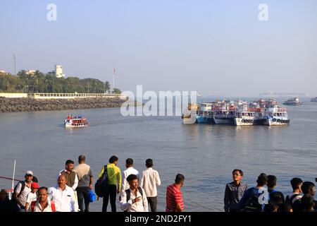 21 décembre 2022 - Mumbai, Maharashtra en Inde: Bateaux et ferries près de la porte d'entrée de l'Inde Banque D'Images