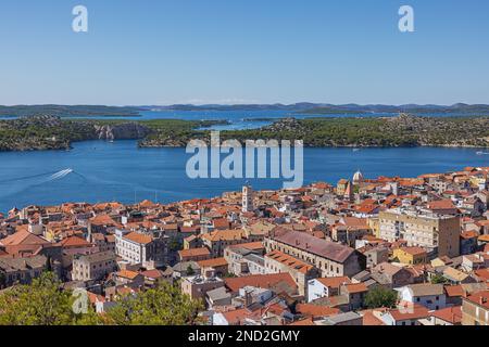 Sibenik et l'accès à la mer vu de la forteresse de Barone Banque D'Images