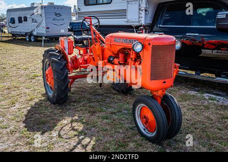 Fort Meade, FL - 24 février 2022 : vue d'angle avant à haute perspective d'un tracteur agricole Allis Chalmers modèle C 1948 lors d'une exposition locale de tracteurs. Banque D'Images