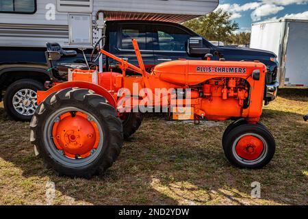 Fort Meade, FL - 24 février 2022 : vue latérale en haute perspective d'un tracteur agricole Allis Chalmers modèle C 1948 lors d'un salon de tracteurs local. Banque D'Images