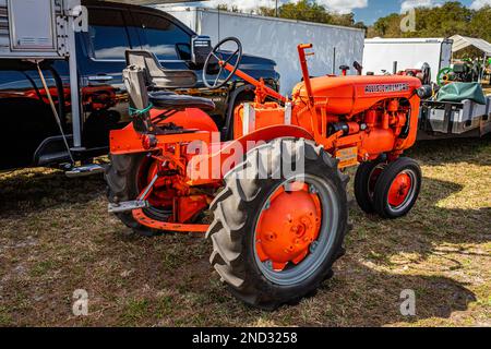 Fort Meade, FL - 24 février 2022 : vue d'angle arrière à haute perspective d'un tracteur agricole Allis Chalmers modèle C 1948 lors d'une exposition locale de tracteurs. Banque D'Images