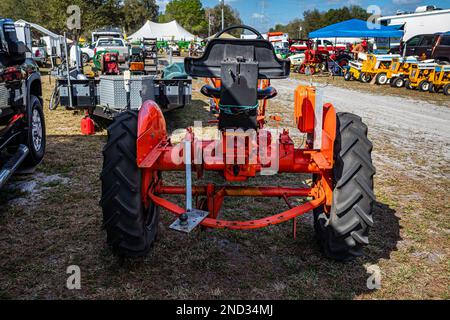 Fort Meade, FL - 24 février 2022 : vue arrière à haute perspective d'un tracteur agricole Allis Chalmers modèle C 1948 lors d'un salon de tracteurs local. Banque D'Images