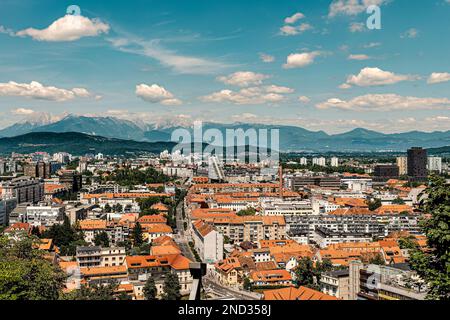 Panorama urbain panoramique du nord de la Slovénie de Ljubljana et des Alpes de Kamnik depuis le château de Ljubljana Banque D'Images