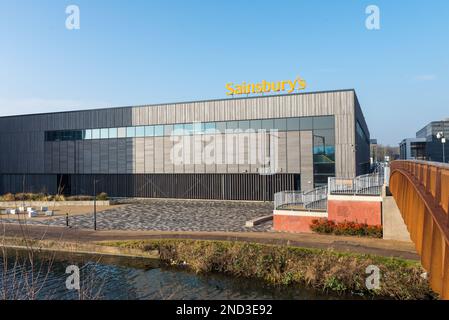 L'arrière du Sainsbury's à Selly Oak, qui part vers le canal de Worcester et Birmingham à Whitehouse's Wharf Banque D'Images