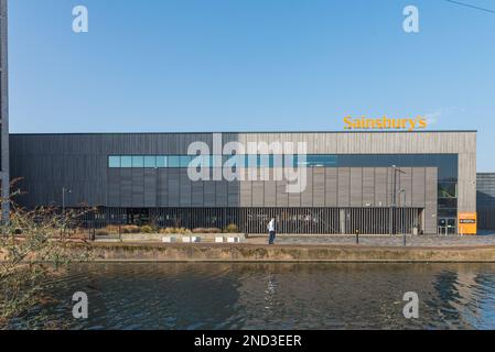 L'arrière du Sainsbury's à Selly Oak, qui part vers le canal de Worcester et Birmingham à Whitehouse's Wharf Banque D'Images