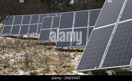 Panneaux préfabriqués pour absorber l'énergie solaire et la convertir en électricité ou en chaleur. Banque D'Images