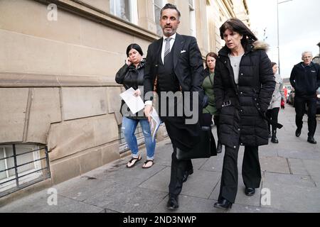 La famille de Joseph Sneddon avec l'avocat de famille Amer Anwar après leur rencontre avec le Lord Advocate, Dorothy bain KC, au bureau de la Couronne et au service de la justice fiscale d'Édimbourg. Joseph Sneddon est mort sur 8 avril 2022, après avoir été en contact avec la police de Kirkcaldy à l'hôpital Victoria, à Kirkcaldy, et aurait été retenu pendant une période prolongée. Date de la photo: Mercredi 15 février 2023. Banque D'Images