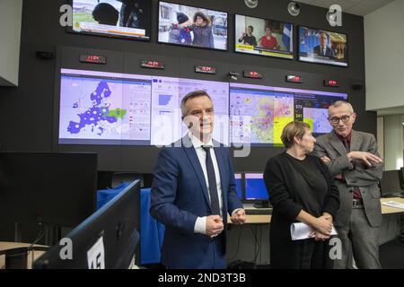 Bruxelles, le 15 février 2023. Hans Das, ministre de la coopération pour le développement et de la politique métropolitaine Caroline Gennez et vice-premier ministre et ministre de la Santé publique et des Affaires sociales Frank Vandenbroucke, en photo lors d'une visite au centre de coordination des responsables d'urgence de la Commission européenne à Bruxelles, le mercredi 15 février 2023. À partir de ce centre, la Commission coordonne actuellement l'aide humanitaire et d'urgence européenne aux victimes du tremblement de terre en Turquie et en Syrie. La Belgique fait partie du mécanisme de protection civile de l'UE et contribue ainsi activement à l'assistance fournie par Europ Banque D'Images