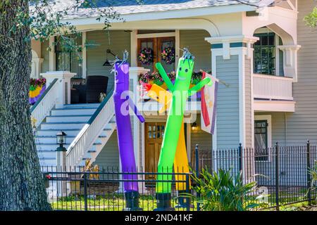 NEW ORLEANS, LA, États-Unis - 12 FÉVRIER 2023 : décorations gonflables Mardi gras dansant sur la pelouse d'une maison historique sur l'avenue Napoléon Banque D'Images
