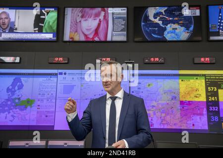 Hans Das photographié lors d'une visite au centre de coordination des interventions d'urgence de la Commission européenne à Bruxelles, le mercredi 15 février 2023. À partir de ce centre, la Commission coordonne actuellement l'aide humanitaire et d'urgence européenne aux victimes du tremblement de terre en Turquie et en Syrie. La Belgique fait partie du mécanisme de protection civile de l'UE et contribue ainsi activement à l'assistance fournie par l'Europe. BELGA PHOTO NICOLAS MATERLINCK Banque D'Images