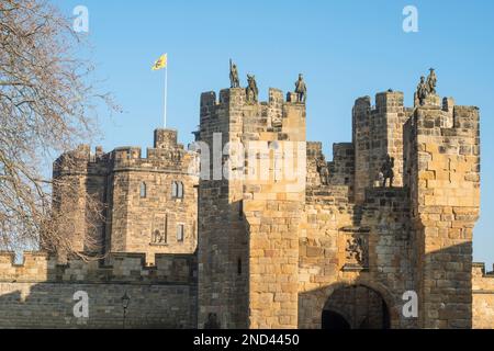 Figures de pierre sculptées au-dessus du portier du château d'Alnwick, Northumberland, Angleterre, Royaume-Uni Banque D'Images