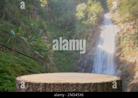 table en bois podium à l'extérieur cascade vert luxuriante forêt tropicale nature background.organic produit naturel sain présent placement socle co Banque D'Images