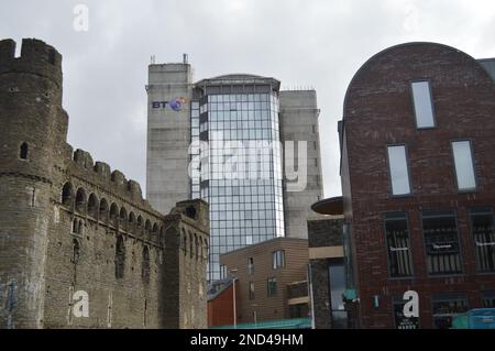 22nd août 2021, Swansea, pays de Galles, Royaume-Uni. Ruines du château de Swansea et tour BT. Banque D'Images