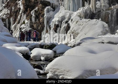 Drung, Inde. 15th févr. 2023. Les visiteurs explorent la chute d'eau gelée de Drung lors d'une journée d'hiver ensoleillée à Tangmarg, à environ 40kms de Srinagar, la capitale estivale de Jammu-et-Cachemire. (Photo de Saqib Majeed/SOPA Images/Sipa USA) crédit: SIPA USA/Alay Live News Banque D'Images