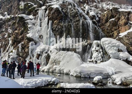 Drung, Inde. 15th févr. 2023. Les visiteurs explorent la chute d'eau gelée de Drung lors d'une journée d'hiver ensoleillée à Tangmarg, à environ 40kms de Srinagar, la capitale estivale de Jammu-et-Cachemire. (Photo de Saqib Majeed/SOPA Images/Sipa USA) crédit: SIPA USA/Alay Live News Banque D'Images