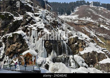 Drung, Inde. 15th févr. 2023. Les visiteurs explorent la chute d'eau gelée de Drung lors d'une journée d'hiver ensoleillée à Tangmarg, à environ 40kms de Srinagar, la capitale estivale de Jammu-et-Cachemire. (Photo de Saqib Majeed/SOPA Images/Sipa USA) crédit: SIPA USA/Alay Live News Banque D'Images